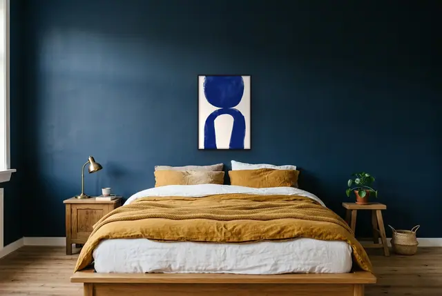 Abstract blauw poster boven het bed