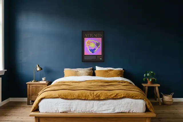 Attuned kunst poster boven het bed