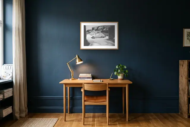 Kever aan strand poster boven het bureau