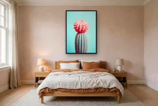 Roze cactus poster boven het bed