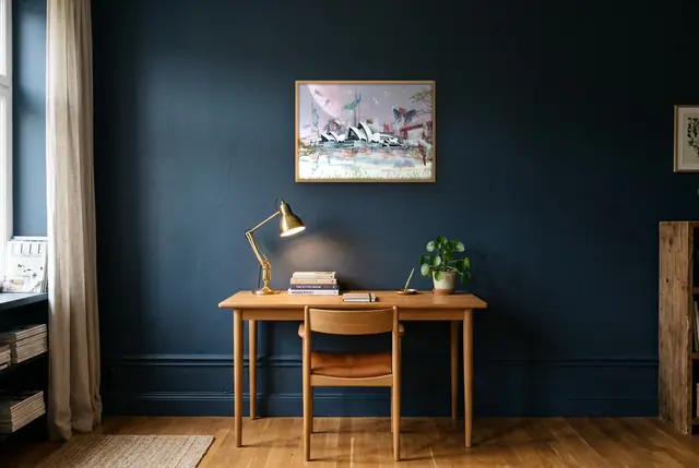City of thoughts poster boven het bureau