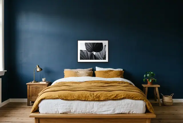 Zwart-wit bladeren poster boven het bed