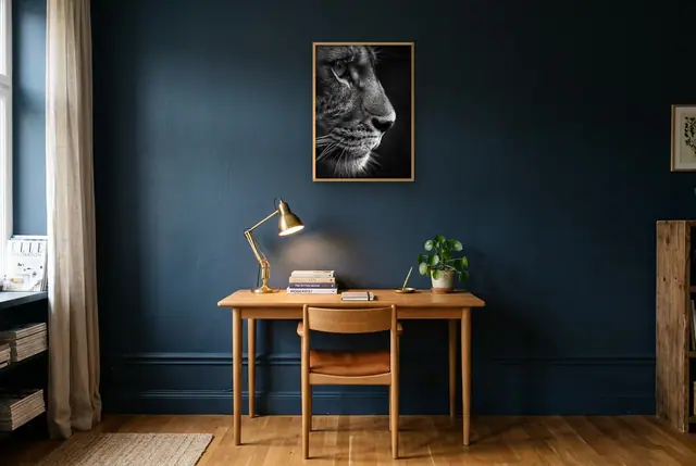 Close-up leeuw poster boven het bureau