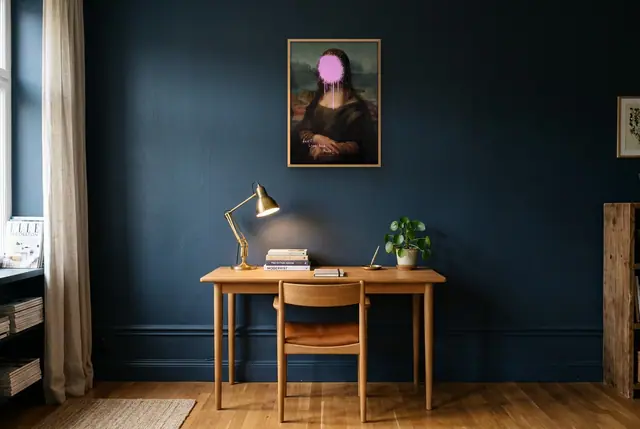 Don't Look graffiti poster boven het bureau