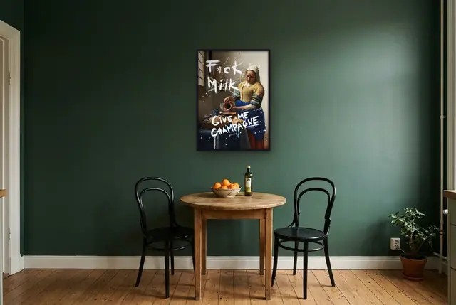 F*ck Milk poster boven de bistrotafel