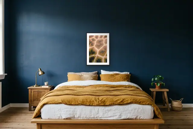 Giraffe print poster boven het bed