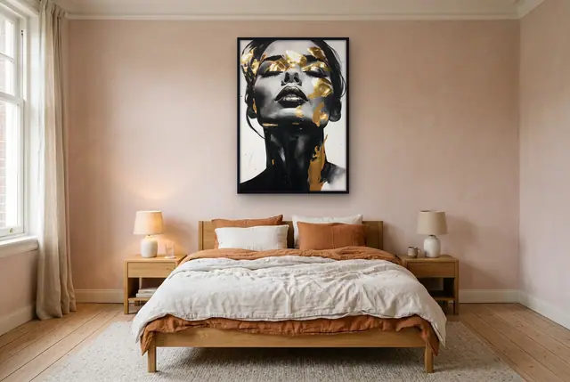 Gouden vrouw portret poster boven het bed