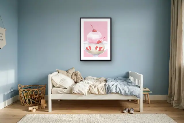 Roze ijscoupe poster boven het kinderbed