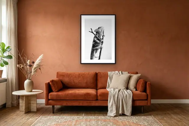 Zwart-wit kameleon poster in de woonkamer