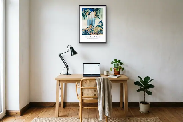 Hokusai Yoro Waterval poster boven het bureau