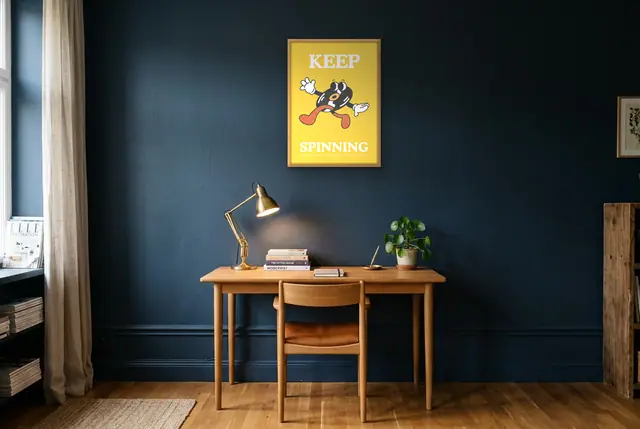 Keep Spinning poster boven het bureau