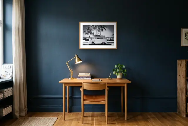 Klassieke camper poster boven het bureau