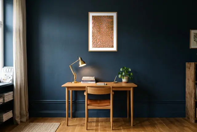 Krokodillenprint poster boven het bureau