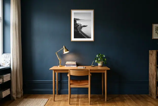 Kustweg poster boven het bureau