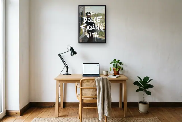 La Dolce F*cking Vita poster boven het bureau