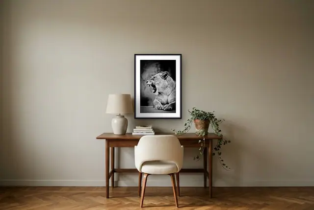 Brullende leeuwin poster boven het bureau