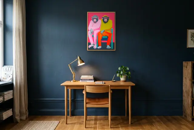 Neon apen poster boven het bureau