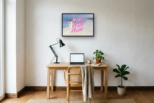 Now Now Now poster boven het bureau