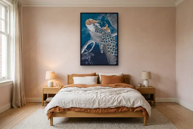 Japanse pauw poster boven het bed