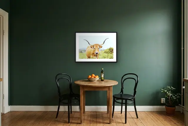 Rund met hoorns poster boven de bistrotafel