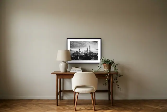 Skyline Shanghai poster boven het bureau