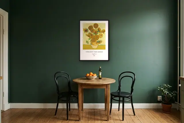 Van Gogh Zonnebloemen poster boven de bistrotafel