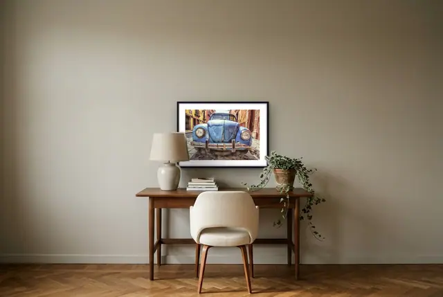 Blauwe vintage auto poster boven het bureau