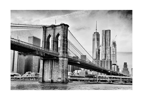 Zwart-witfoto van de Brooklyn Bridge met de skyline van New York op de achtergrond.