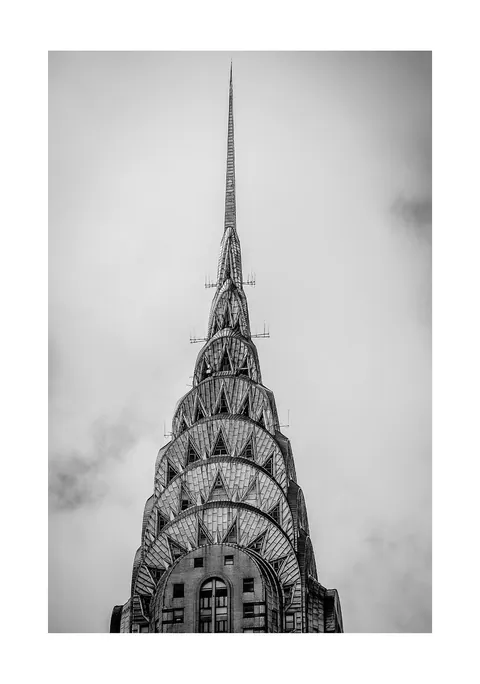 Zwart-witfoto van de art-decospits van het Chrysler Building in New York.
