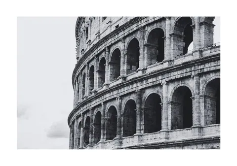 Zwart-wit close-up van de stenen bogen van het Colosseum in Rome van onderaf gefotografeerd