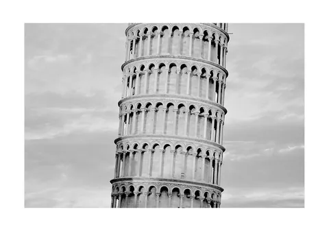 Zwart-wit close-up van de bogen en zuilen van de Toren van Pisa