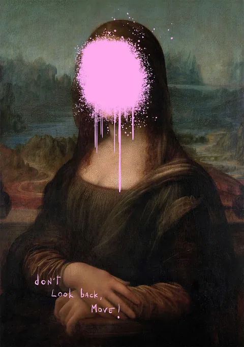 Klassiek schilderij van de Mona Lisa bewerkt met felroze graffiti op haar gezicht.