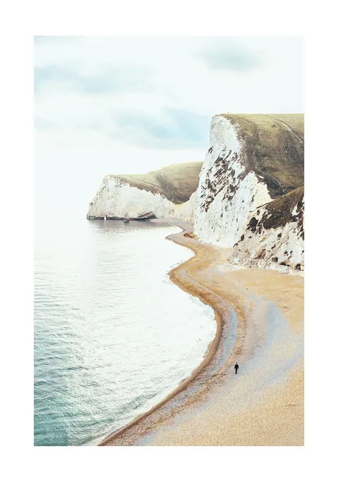 Kustfoto van witte kliffen, zandstrand en zee bij Durdle Door in Engeland
