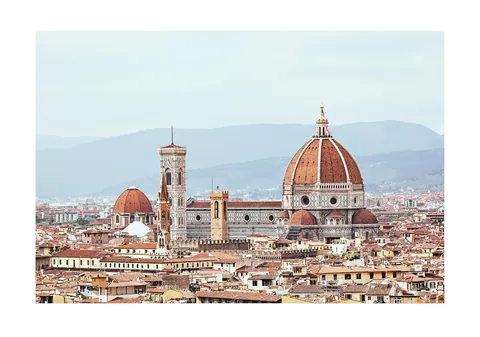 Luchtfoto van Florence met de Duomo en rode daken onder een lichte lucht