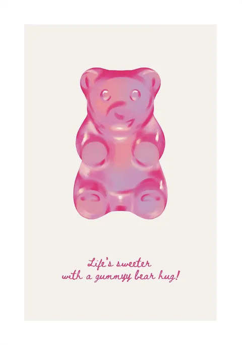 Illustratie van een roze glanzende gummybeer met roze tekst op een lichte achtergrond.