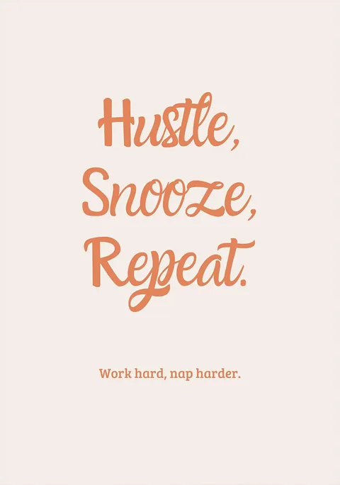 Tekstposter met Hustle Snooze Repeat in terracotta letters op een lichte achtergrond