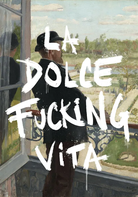 Klassiek schilderij van een man op een balkon met witte graffititekst La Dolce F*cking Vita