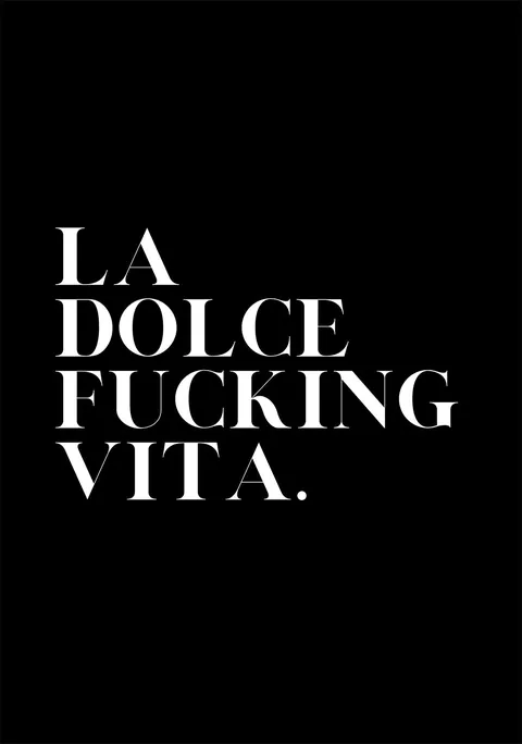 Zwarte poster met witte typografie met de tekst La Dolce F*cking Vita.