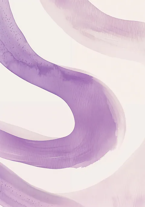 Abstracte aquarelposter met vloeiende paarse en lavendelkleurige penseelstreken op een lichte achtergrond