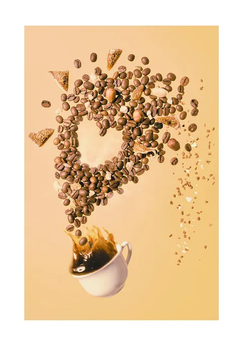 Koffiekopje met opspattende koffie en koffiebonen die een hart vormen op beige achtergrond