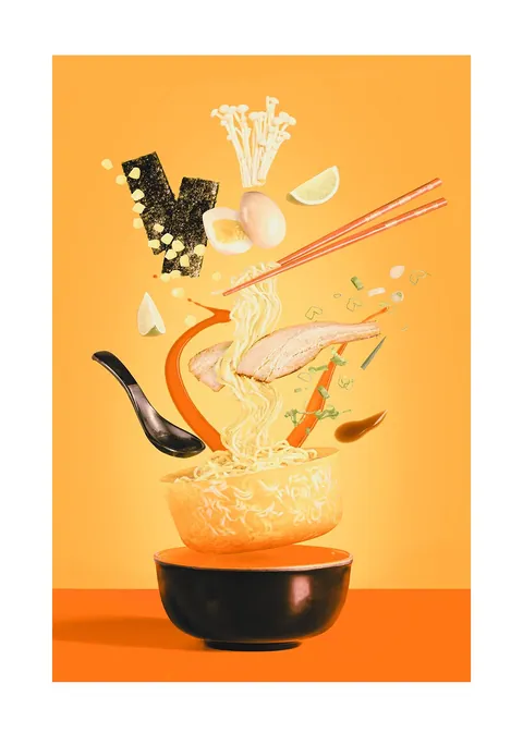 Zwevende ramen ingrediënten zoals noedels, ei en nori boven een zwarte kom tegen geel