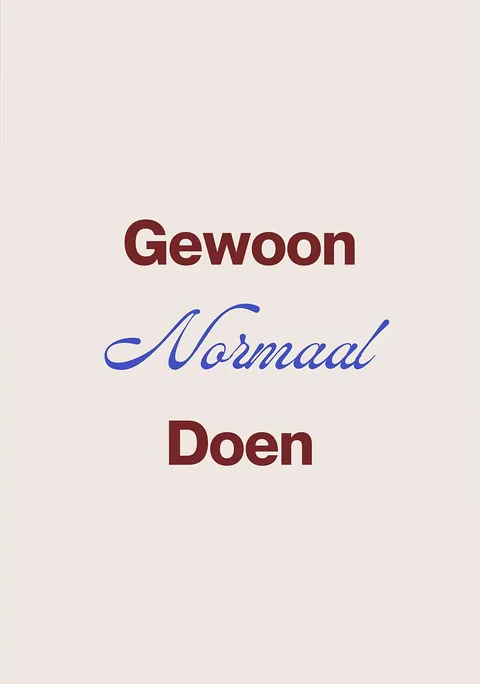 Typografische poster met de tekst Gewoon Normaal Doen op een zandkleurige achtergrond