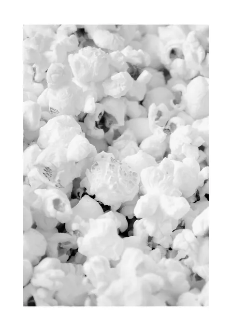 Zwart-wit close-up foto van een stapel vers gepofte popcorn