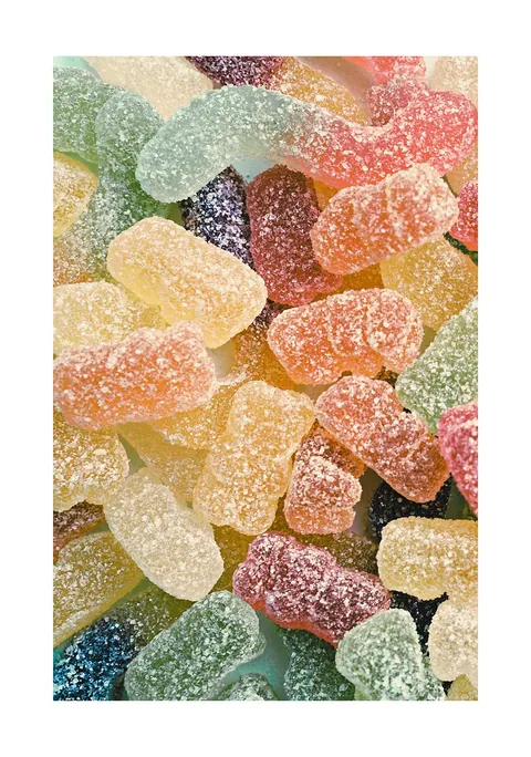Close-up van kleurrijke zure snoepjes en gummibeertjes bedekt met suikerkristallen