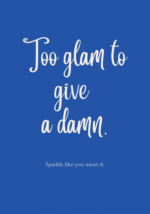 Witte tekst Too glam to give a damn op een blauwe achtergrond.