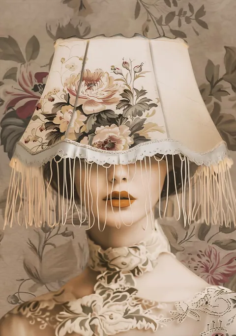 Surrealistisch portret van een vrouw met een gebloemde lampenkap met franjes