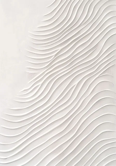 Abstracte witte poster met golvend reliëf en subtiele schaduwwerking